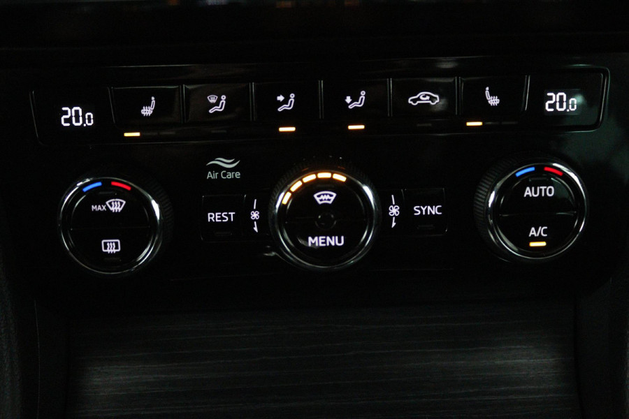 Škoda Superb Combi 1.5 TSI ACT Business Edition (PANORAMADAK, TREKHAAK, STOELVERWARMING, ACHTERUITRIJCAMERA, GOED ONDERHOUDEN)