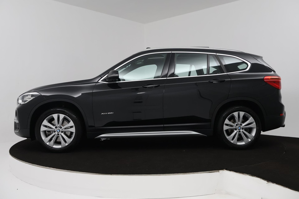 BMW X1 XDrive20i High Executive (PANORAMADAK, TREKHAAK, CAMERA, NAVIGATIE, STOELVERWARMING, HEAD-UP, DEALER ONDERHOUDEN)