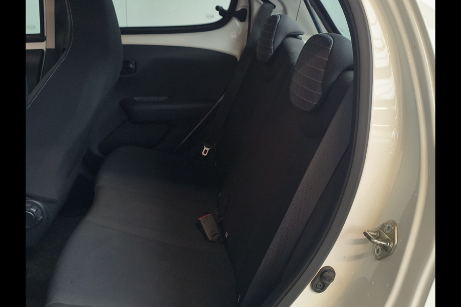Peugeot 108 1.0 e-VTi Active Rijklaar + 12 maanden Bovag-garantie Henk Jongen Auto's in Helmond,  al 50 jaar service zoals 't hoort!