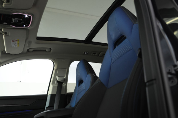 Lynk & Co 01 1.5 Full black, Apple Carplay, Pano, 360 camera