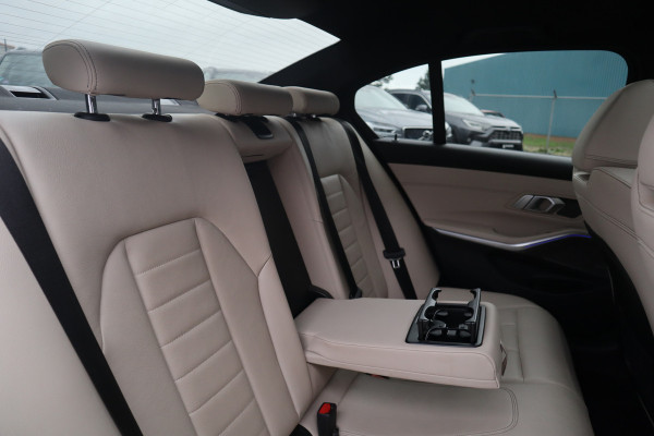 BMW 3-serie 330i M-Sport Panorama / Harman Kardon / Laser / Leder / M Performance /