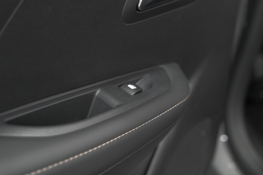 Peugeot 208 Hybrid 100 e-DCS6 Allure | Camera | Keyless Entry | Apple Carplay | Parkeersensoren