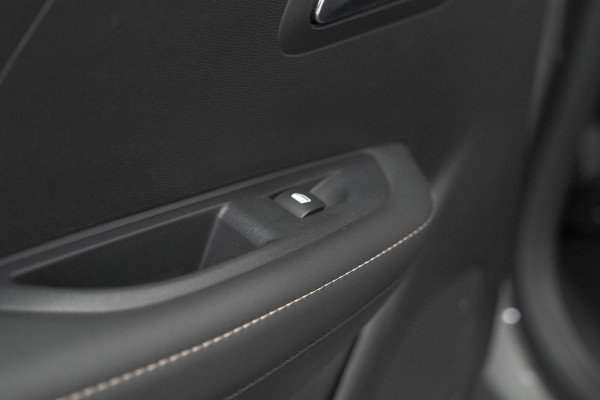Peugeot 208 Hybrid 100 e-DCS6 Allure | Camera | Keyless Entry | Apple Carplay | Parkeersensoren