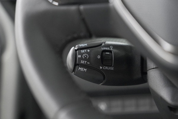 Peugeot 208 Hybrid 100 e-DCS6 Allure | Camera | Keyless Entry | Apple Carplay | Parkeersensoren