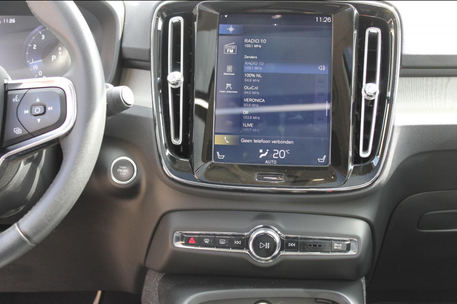 Volvo XC40 T4 190PK Automaat Inscription Panoramisch schuif-kanteldak / Stoelverwarming  / Cruise control / Lederen bekleding / Parkersensoren voor en achter met parkeercamera