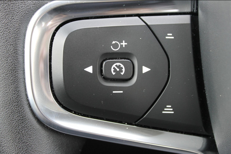 Volvo XC40 T4 190PK Automaat Inscription Panoramisch schuif-kanteldak / Stoelverwarming  / Cruise control / Lederen bekleding / Parkersensoren voor en achter met parkeercamera
