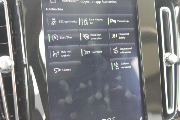 Volvo XC40 T4 190PK Automaat Inscription Panoramisch schuif-kanteldak / Stoelverwarming  / Cruise control / Lederen bekleding / Parkersensoren voor en achter met parkeercamera