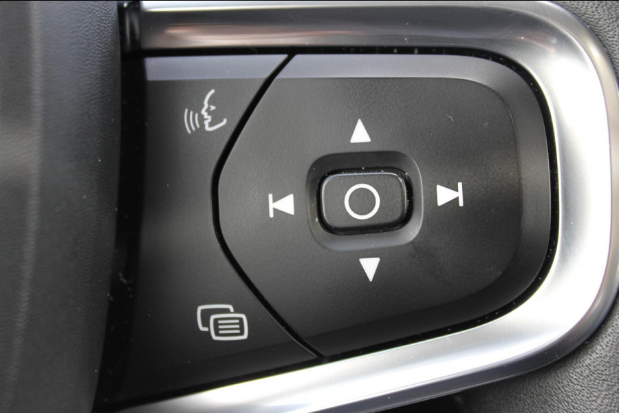 Volvo XC40 T4 190PK Automaat Inscription Panoramisch schuif-kanteldak / Stoelverwarming  / Cruise control / Lederen bekleding / Parkersensoren voor en achter met parkeercamera