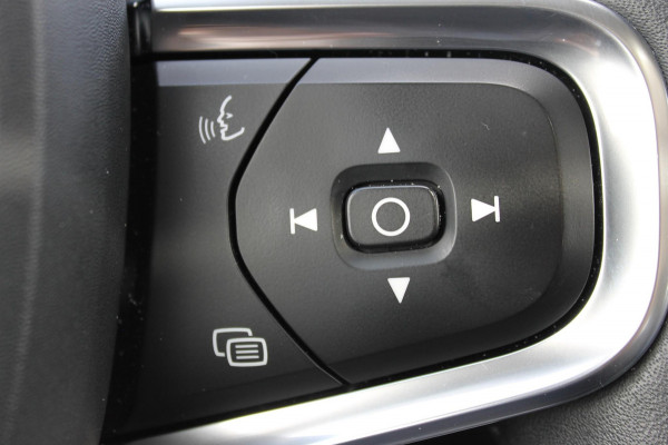 Volvo XC40 T4 190PK Automaat Inscription Panoramisch schuif-kanteldak / Stoelverwarming  / Cruise control / Lederen bekleding / Parkersensoren voor en achter met parkeercamera