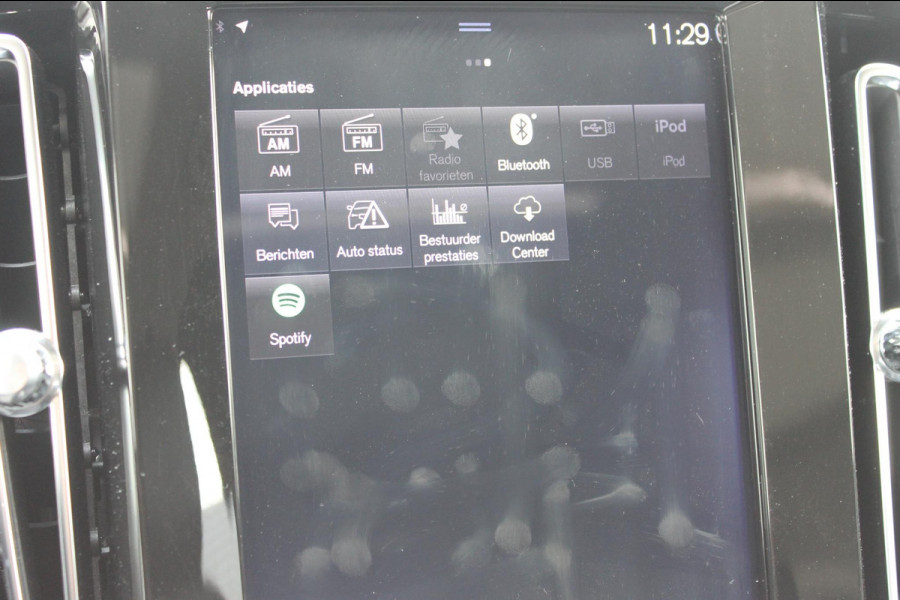 Volvo XC40 T4 190PK Automaat Inscription Panoramisch schuif-kanteldak / Stoelverwarming  / Cruise control / Lederen bekleding / Parkersensoren voor en achter met parkeercamera