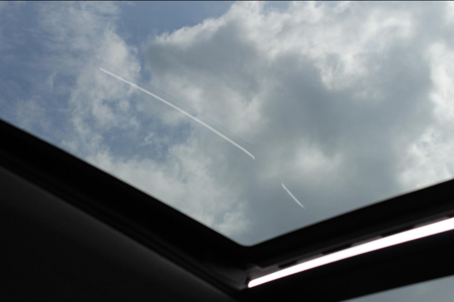 Volvo XC40 T4 190PK Automaat Inscription Panoramisch schuif-kanteldak / Stoelverwarming  / Cruise control / Lederen bekleding / Parkersensoren voor en achter met parkeercamera
