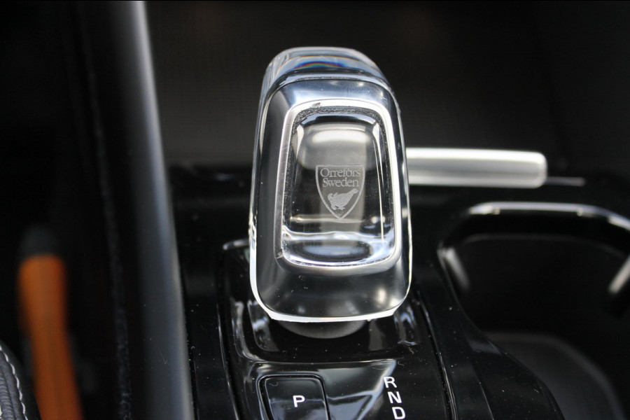 Volvo XC40 T4 190PK Automaat Inscription Panoramisch schuif-kanteldak / Stoelverwarming  / Cruise control / Lederen bekleding / Parkersensoren voor en achter met parkeercamera