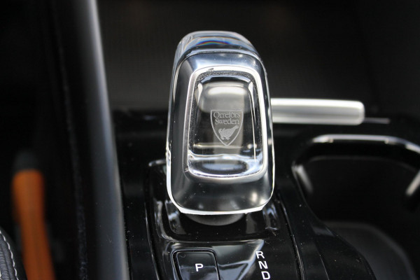 Volvo XC40 T4 190PK Automaat Inscription Panoramisch schuif-kanteldak / Stoelverwarming  / Cruise control / Lederen bekleding / Parkersensoren voor en achter met parkeercamera