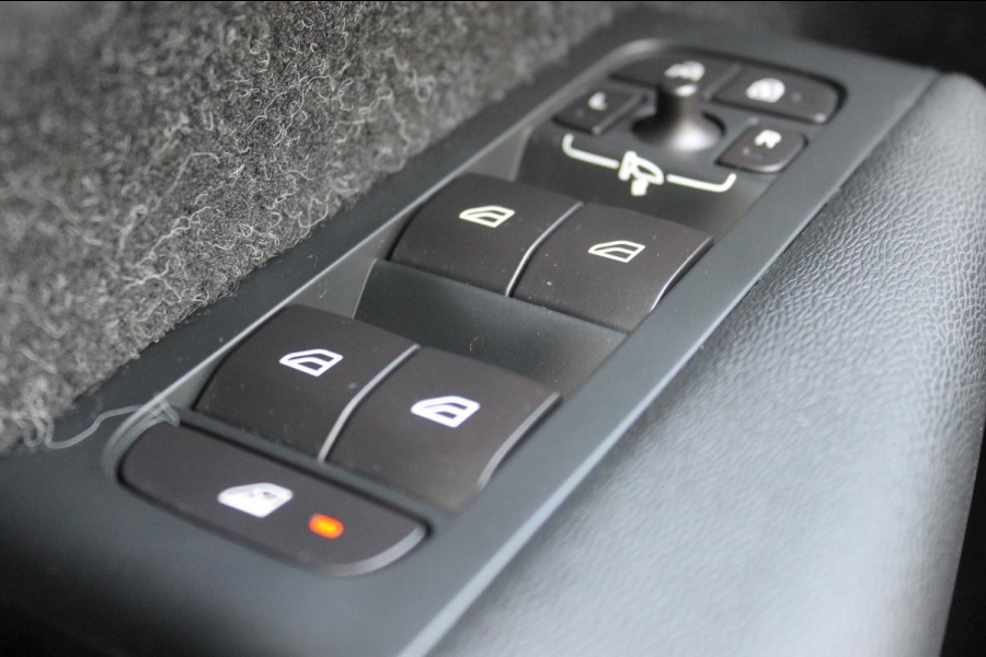 Volvo XC40 T4 190PK Automaat Inscription Panoramisch schuif-kanteldak / Stoelverwarming  / Cruise control / Lederen bekleding / Parkersensoren voor en achter met parkeercamera