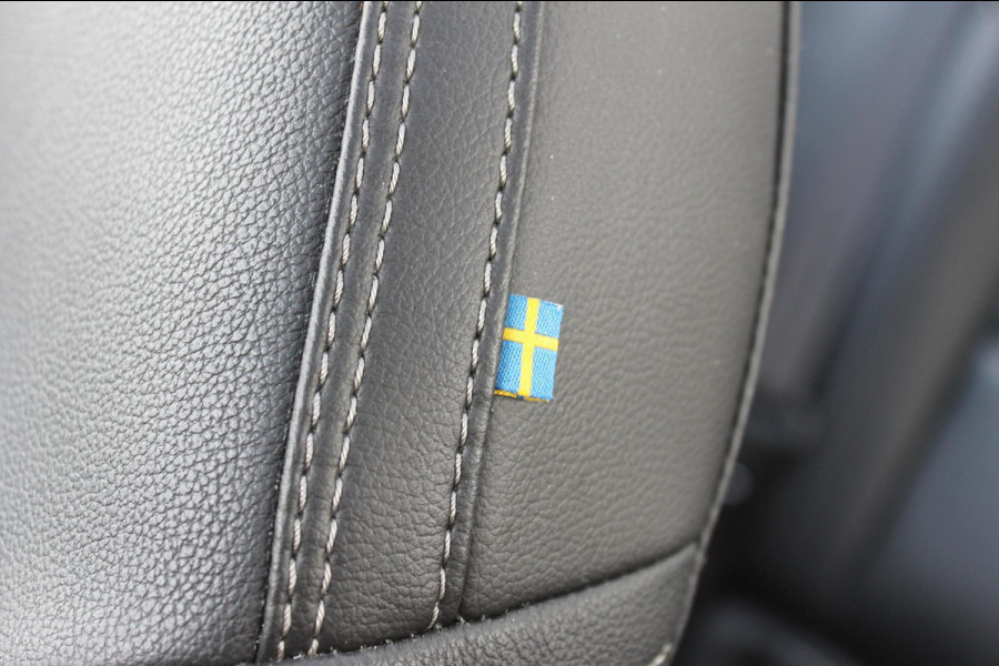 Volvo XC40 T4 190PK Automaat Inscription Panoramisch schuif-kanteldak / Stoelverwarming  / Cruise control / Lederen bekleding / Parkersensoren voor en achter met parkeercamera