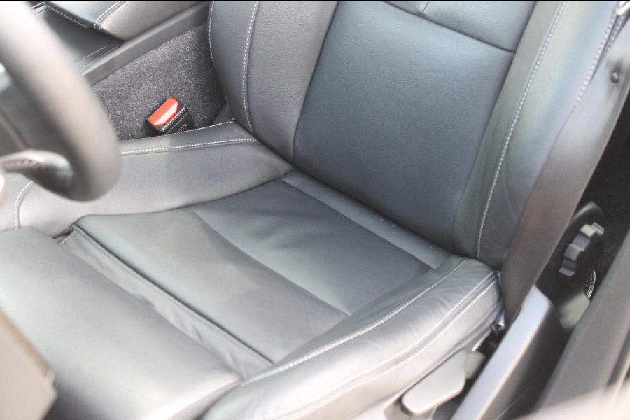 Volvo XC40 T4 190PK Automaat Inscription Panoramisch schuif-kanteldak / Stoelverwarming  / Cruise control / Lederen bekleding / Parkersensoren voor en achter met parkeercamera