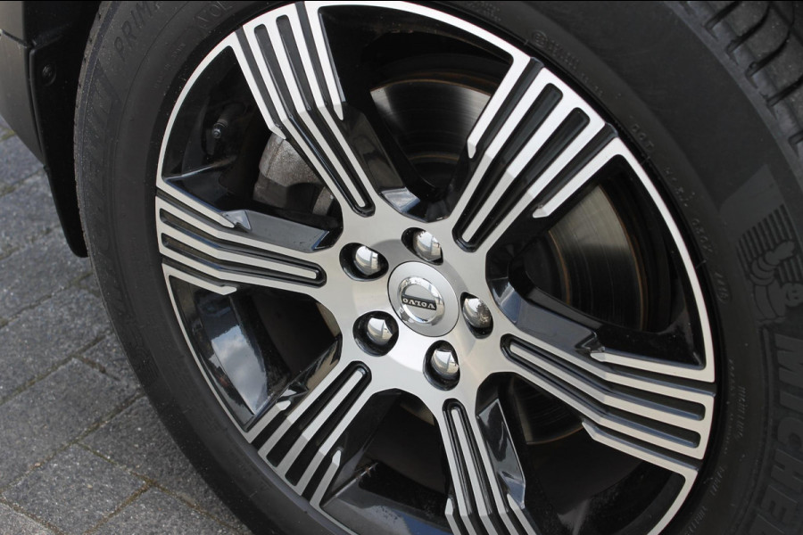 Volvo XC40 T4 190PK Automaat Inscription Panoramisch schuif-kanteldak / Stoelverwarming  / Cruise control / Lederen bekleding / Parkersensoren voor en achter met parkeercamera