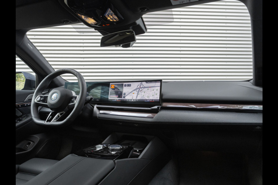BMW i5 Touring eDrive40 - M-Sport Pro - Pano - Trekhaak - Onderstel Prof - Bowers & Wilkins