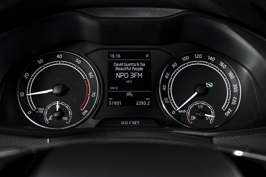 Škoda Kamiq 1.0 TSI Ambition - Automaat | Cruise | Stoelverw. | Camera+PDC | App.Connect | Auto.Airco | LM 16" | 4259