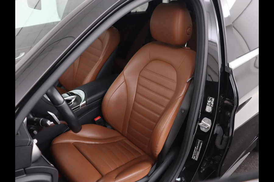 Mercedes-Benz C-Klasse 300e AMG | Stoelventilatie | Panoramadak | Leder | Burmester | Memory | Luchtvering | Carplay | Stoelverwarming | Navigatie | Full LED