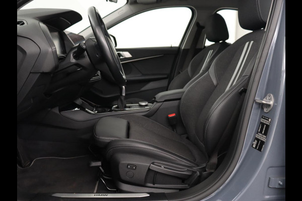 BMW 1-serie 118i Executive Edition | Sport Line | Carplay | Sportstoelen | Half leder | Live Cockpit | Climate control | Parkeerhulp | Cruise control | 'Storm Bay' Metallic