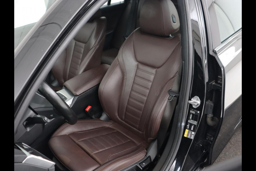 BMW 3-serie 330e eDrive Edition | Leder | Adaptive cruise | Stoelverwarming | Camera | Sport Line | Carplay | Sportstoelen | Live Cockpit | Keyless | Navigatie | Climate control