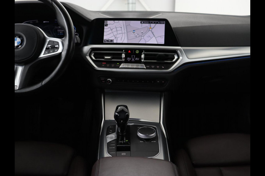 BMW 3-serie 330e eDrive Edition | Leder | Adaptive cruise | Stoelverwarming | Camera | Sport Line | Carplay | Sportstoelen | Live Cockpit | Keyless | Navigatie | Climate control