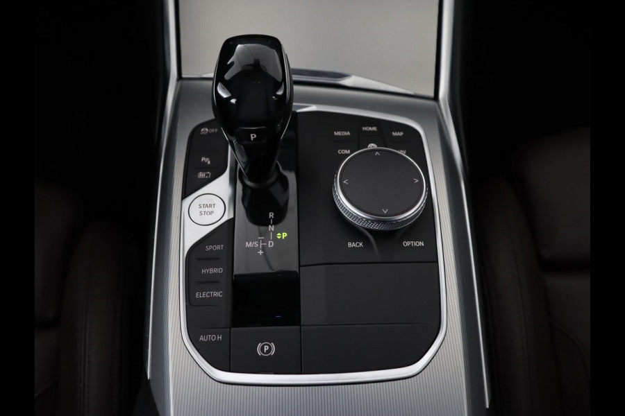 BMW 3-serie 330e eDrive Edition | Leder | Adaptive cruise | Stoelverwarming | Camera | Sport Line | Carplay | Sportstoelen | Live Cockpit | Keyless | Navigatie | Climate control