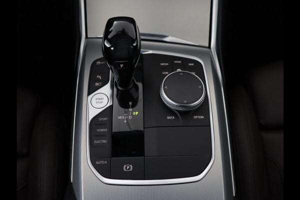 BMW 3-serie 330e eDrive Edition | Leder | Adaptive cruise | Stoelverwarming | Camera | Sport Line | Carplay | Sportstoelen | Live Cockpit | Keyless | Navigatie | Climate control