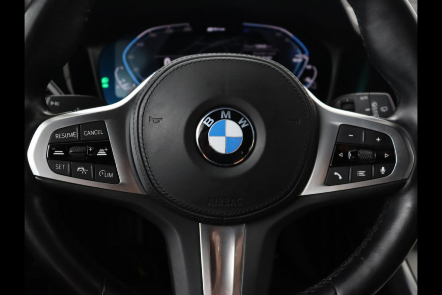 BMW 3-serie 330e eDrive Edition | Leder | Adaptive cruise | Stoelverwarming | Camera | Sport Line | Carplay | Sportstoelen | Live Cockpit | Keyless | Navigatie | Climate control