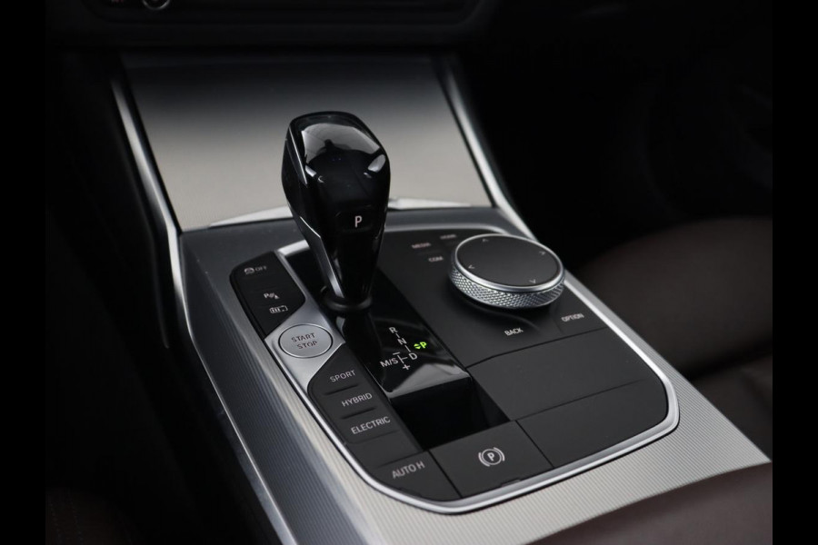 BMW 3-serie 330e eDrive Edition | Leder | Adaptive cruise | Stoelverwarming | Camera | Sport Line | Carplay | Sportstoelen | Live Cockpit | Keyless | Navigatie | Climate control