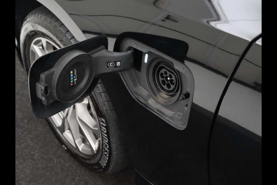 BMW 3-serie 330e eDrive Edition | Leder | Adaptive cruise | Stoelverwarming | Camera | Sport Line | Carplay | Sportstoelen | Live Cockpit | Keyless | Navigatie | Climate control
