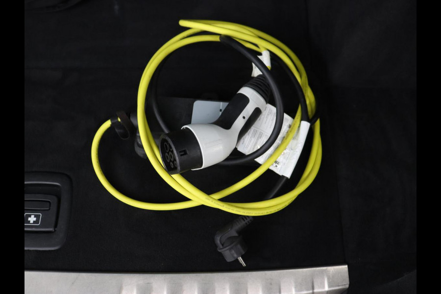 BMW 3-serie 330e eDrive Edition | Leder | Adaptive cruise | Stoelverwarming | Camera | Sport Line | Carplay | Sportstoelen | Live Cockpit | Keyless | Navigatie | Climate control