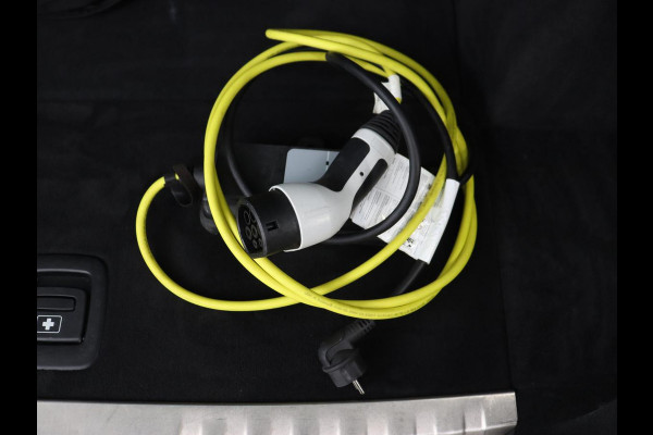 BMW 3-serie 330e eDrive Edition | Leder | Adaptive cruise | Stoelverwarming | Camera | Sport Line | Carplay | Sportstoelen | Live Cockpit | Keyless | Navigatie | Climate control