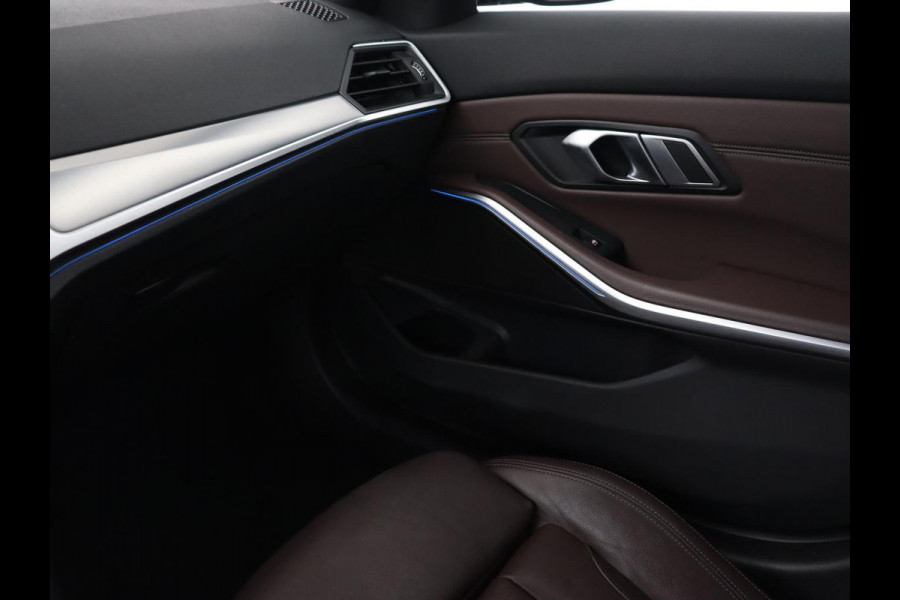 BMW 3-serie 330e eDrive Edition | Leder | Adaptive cruise | Stoelverwarming | Camera | Sport Line | Carplay | Sportstoelen | Live Cockpit | Keyless | Navigatie | Climate control