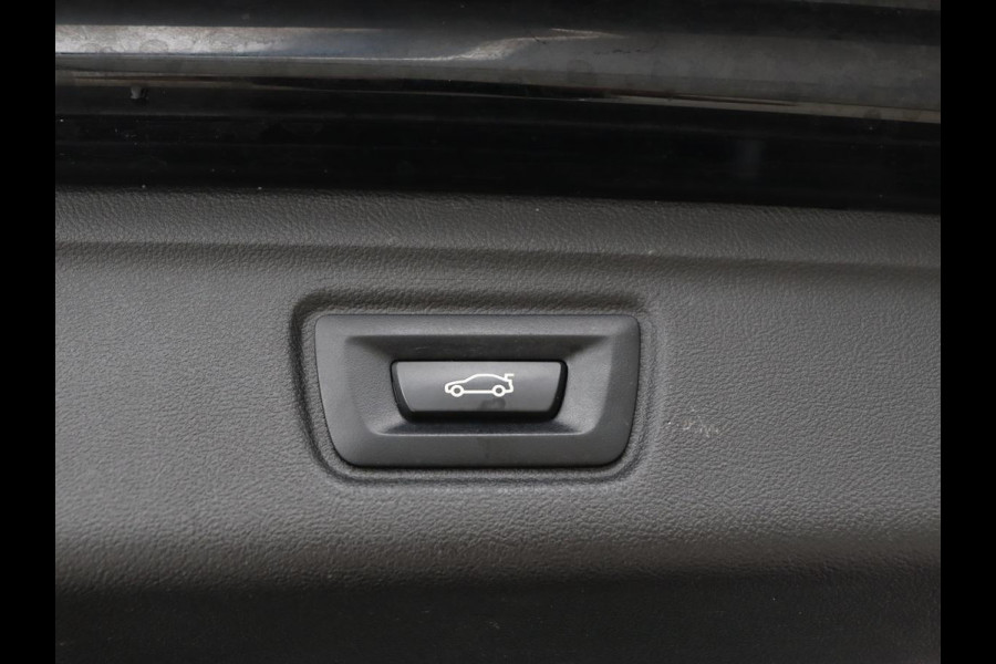 BMW 3-serie 330e eDrive Edition | Leder | Adaptive cruise | Stoelverwarming | Camera | Sport Line | Carplay | Sportstoelen | Live Cockpit | Keyless | Navigatie | Climate control