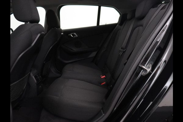 BMW 1-serie 118i Executive Edition | Carplay | Live Cockpit | Navigatie | Full LED | Climate control | Parkeerhulp | Cruise control