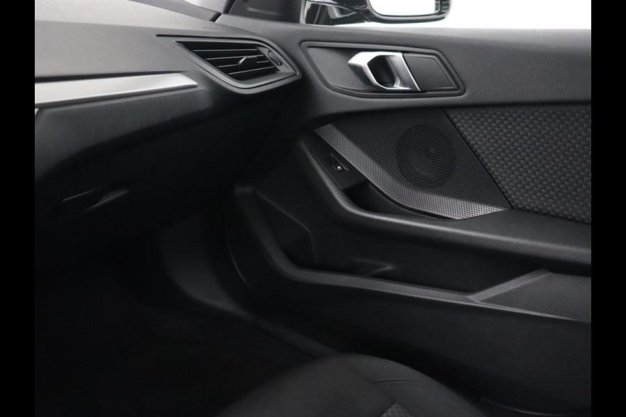BMW 1-serie 118i Executive Edition | Carplay | Live Cockpit | Navigatie | Full LED | Climate control | Parkeerhulp | Cruise control