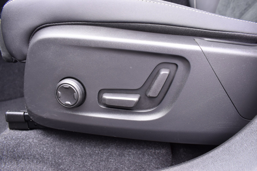 Volvo C40 Recharge Twin Intro Edition 78 kWh | 20" LMV | Getint glas | Panaoramadak  | Elektrische Stoelen | 404PK