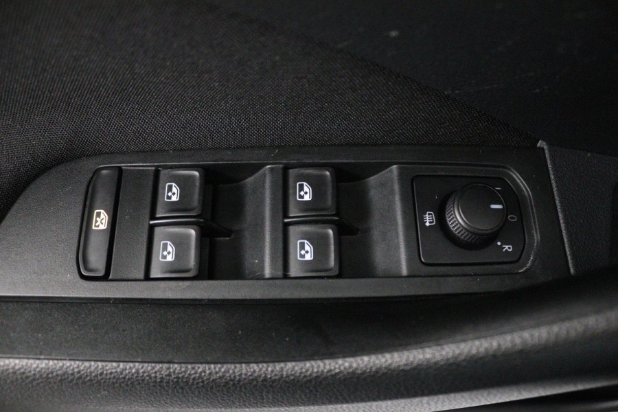 Škoda SCALA 1.0 TSI Sport Business (STOELVERWARMING, CRUISE CONTROL, PARKEERSENSOREN, NAVIGATIE, AUTOMAAT)