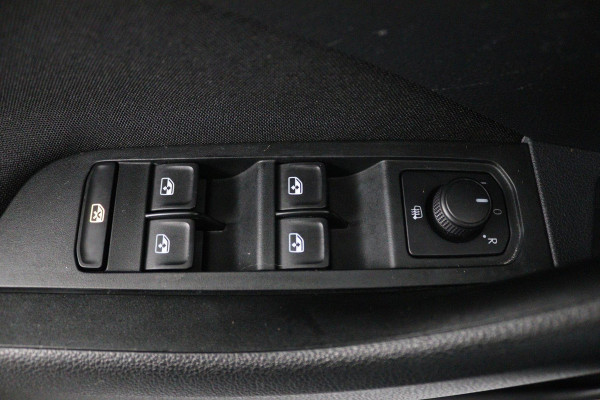 Škoda SCALA 1.0 TSI Sport Business (STOELVERWARMING, CRUISE CONTROL, PARKEERSENSOREN, NAVIGATIE, AUTOMAAT)