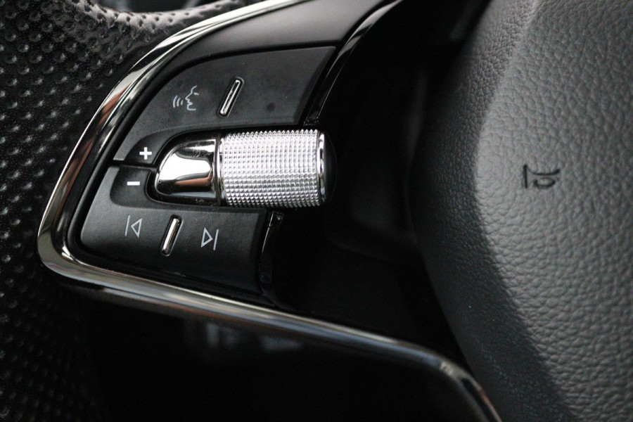 Škoda SCALA 1.0 TSI Sport Business (STOELVERWARMING, CRUISE CONTROL, PARKEERSENSOREN, NAVIGATIE, AUTOMAAT)