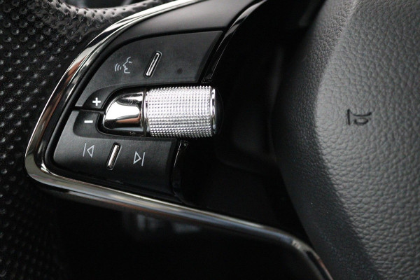 Škoda SCALA 1.0 TSI Sport Business (STOELVERWARMING, CRUISE CONTROL, PARKEERSENSOREN, NAVIGATIE, AUTOMAAT)