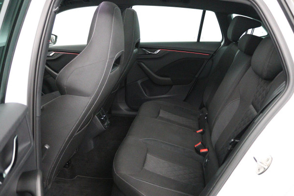 Škoda SCALA 1.0 TSI Sport Business (STOELVERWARMING, CRUISE CONTROL, PARKEERSENSOREN, NAVIGATIE, AUTOMAAT)