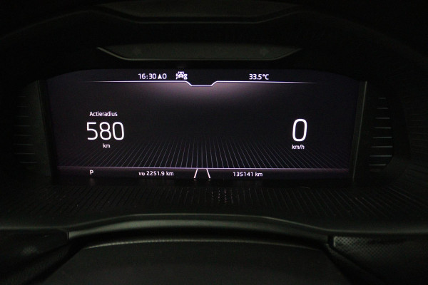 Škoda SCALA 1.0 TSI Sport Business (STOELVERWARMING, CRUISE CONTROL, PARKEERSENSOREN, NAVIGATIE, AUTOMAAT)