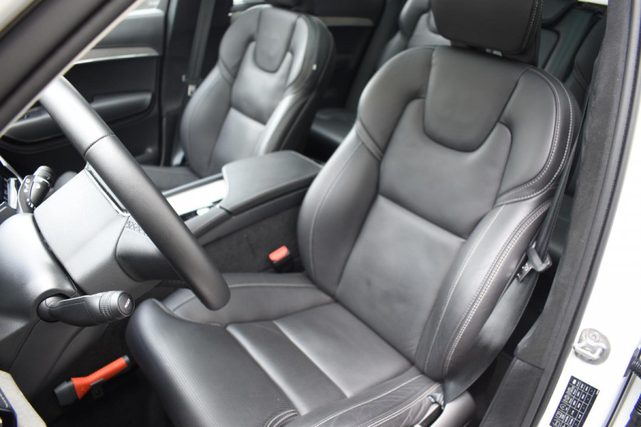 Volvo XC90 T8 455PK Automaat AWD Ultimate Dark / Bowers & Wilkins / Luchtvering / Head Up Display / 360 Camera / Massagestoelen / Gelaagde Zijruiten / Trekhaak /