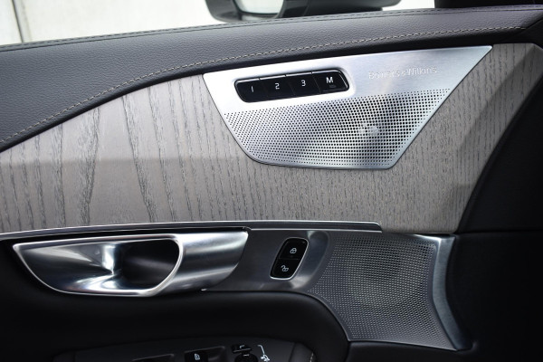 Volvo XC90 T8 455PK Automaat AWD Ultimate Dark / Bowers & Wilkins / Luchtvering / Head Up Display / 360 Camera / Massagestoelen / Gelaagde Zijruiten / Trekhaak /