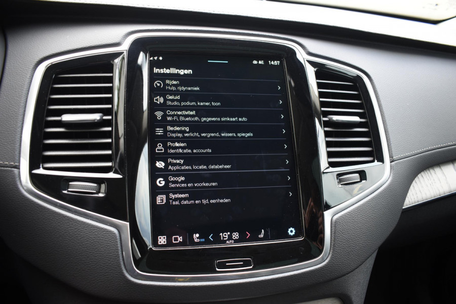 Volvo XC90 T8 455PK Automaat AWD Ultimate Dark / Bowers & Wilkins / Luchtvering / Head Up Display / 360 Camera / Massagestoelen / Gelaagde Zijruiten / Trekhaak /