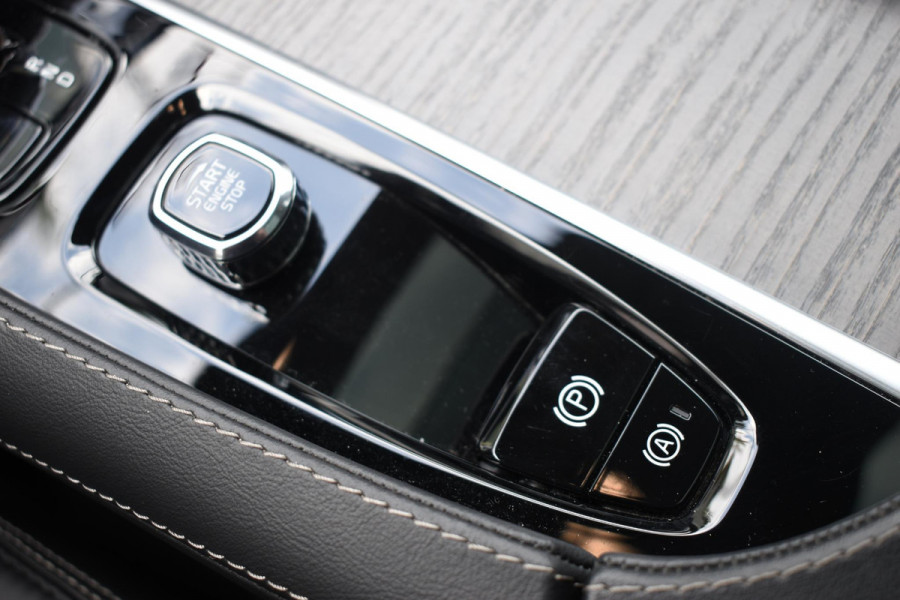 Volvo XC90 T8 455PK Automaat AWD Ultimate Dark / Bowers & Wilkins / Luchtvering / Head Up Display / 360 Camera / Massagestoelen / Gelaagde Zijruiten / Trekhaak /
