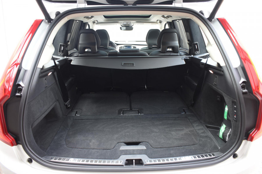 Volvo XC90 T8 455PK Automaat AWD Ultimate Dark / Bowers & Wilkins / Luchtvering / Head Up Display / 360 Camera / Massagestoelen / Gelaagde Zijruiten / Trekhaak /
